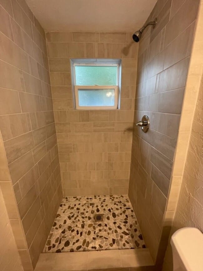 Building Photo - Beautiful 2 Bed 1 Bath House In Fifth Ave Neighborhood