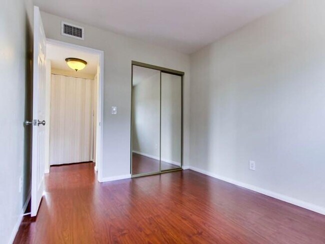 Building Photo - Awesome Townhome w/ 3 bedroom