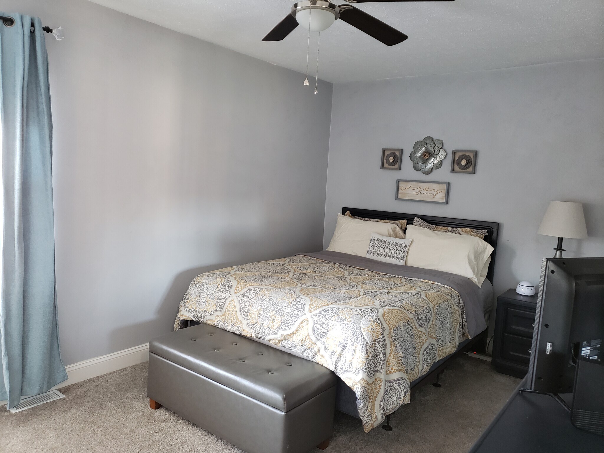 Primary bedroom with queen bed - 5 Downing St