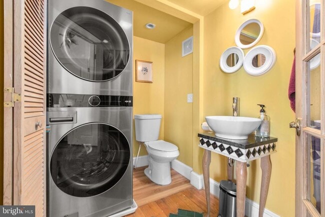 Building Photo - 809 Caroline St