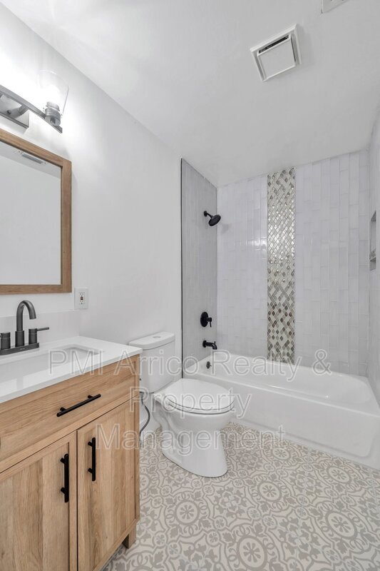 Building Photo - 304 W Idlewild Ave