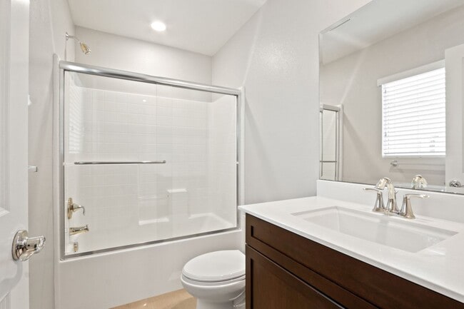 Building Photo - Gorgeous Tri-Level Townhome with Attached ...