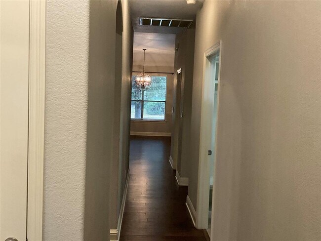 Building Photo - 3928 Crest Ln