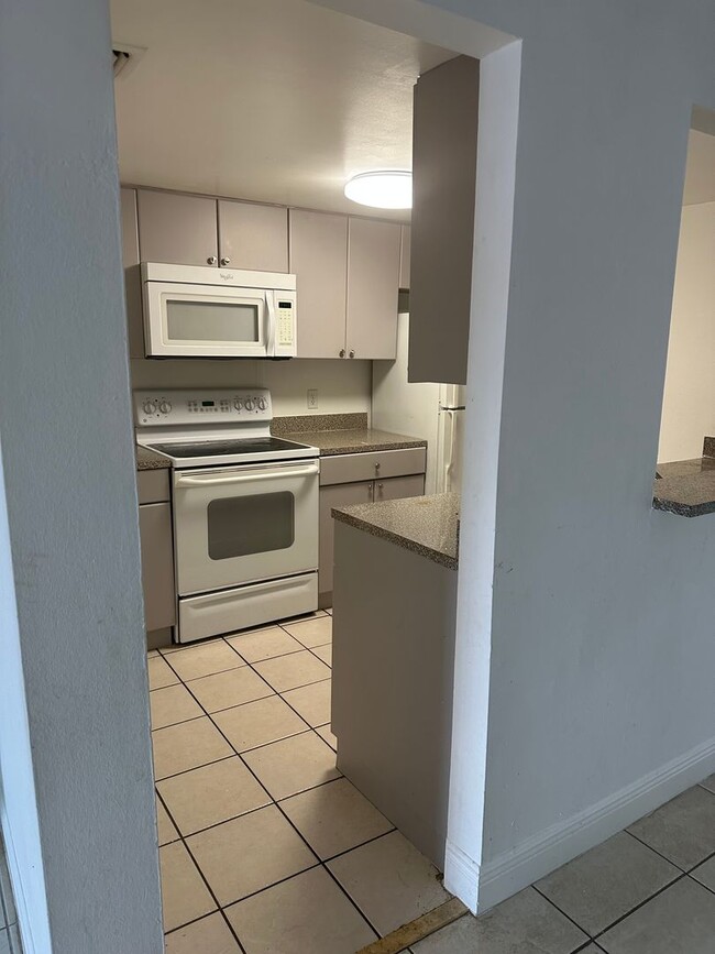 Building Photo - Kenwood