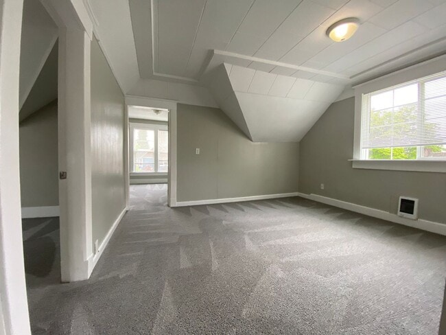 Building Photo - Drexel Stadium - M St Triplex