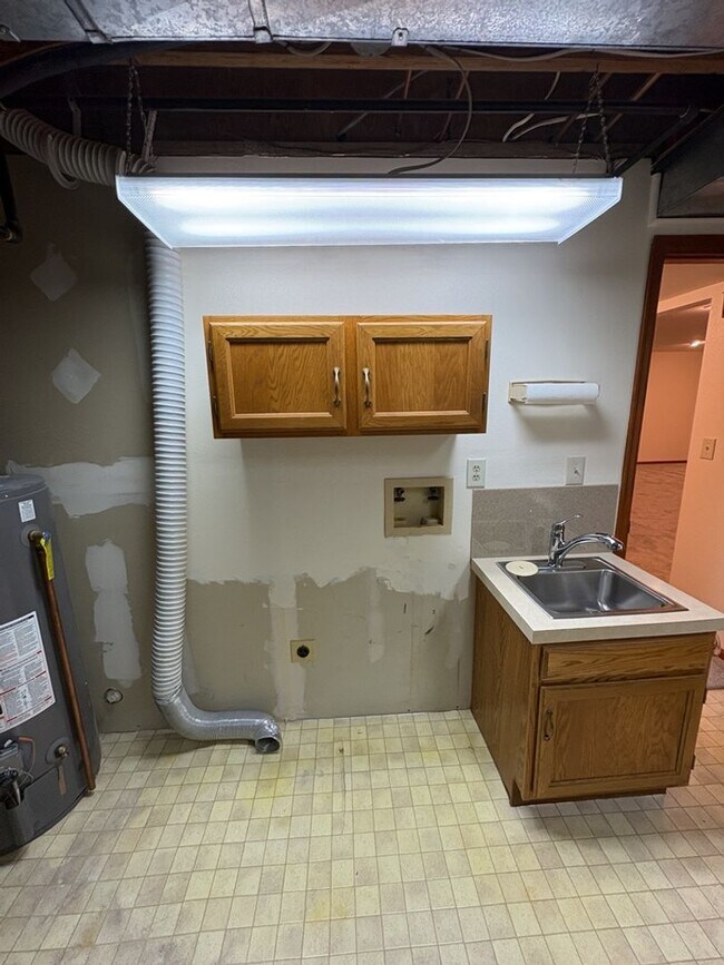 Building Photo - Updated 3BD/2BA with Garden Basement & Low Maintenance Living