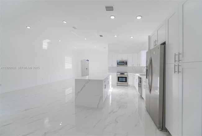 Building Photo - 5290 SW 134th Ave