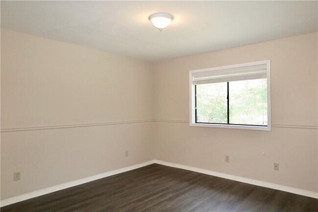 Building Photo - 201 Norwood St W