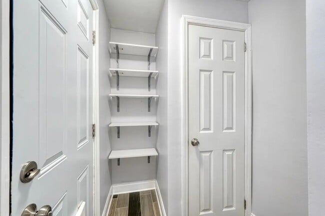 Building Photo - 215 Collins Ave