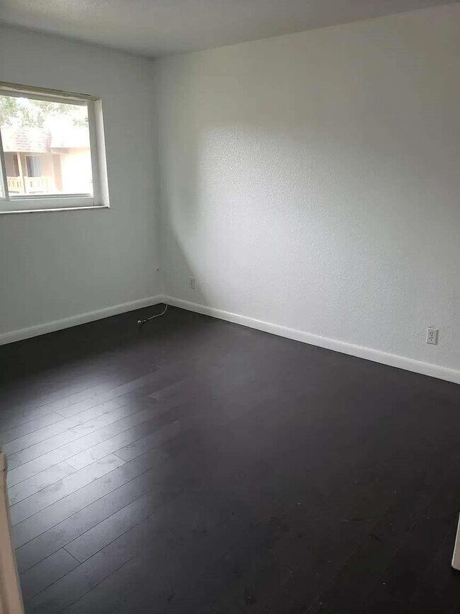 Building Photo - 2719 NW 39th Terrace