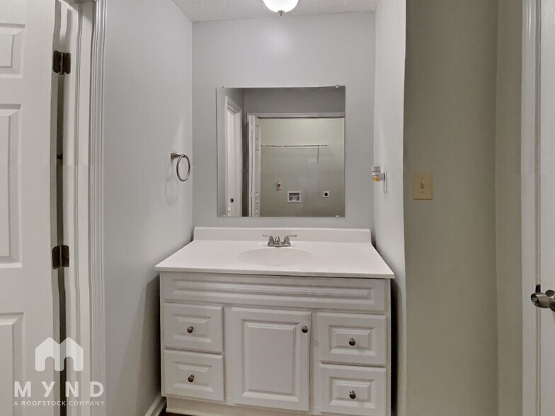 Building Photo - 3050 Brook Hollow Dr