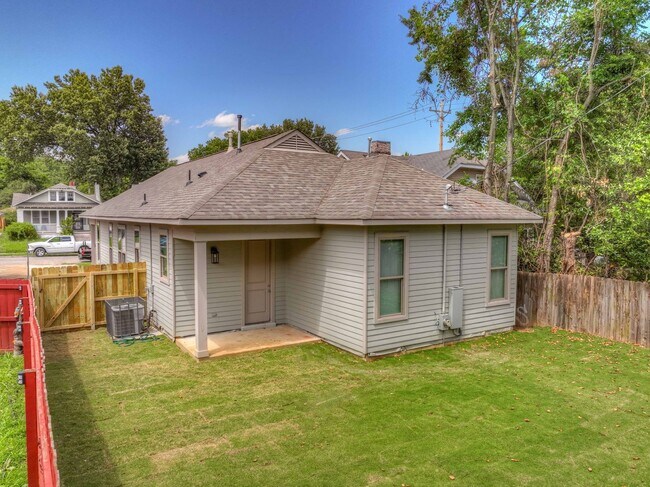 Building Photo - Newer construction home within walking dis...