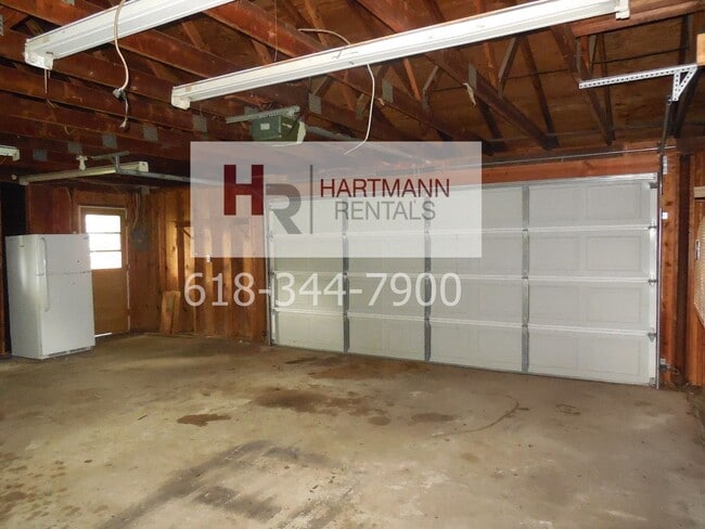 Building Photo - Three Bedroom 2 Bath Brick Home with 2 Car Garage!!