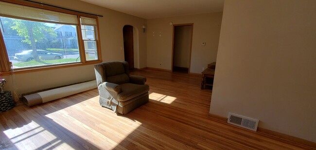 Building Photo - 4 Bedroom- Walking distance to BSU