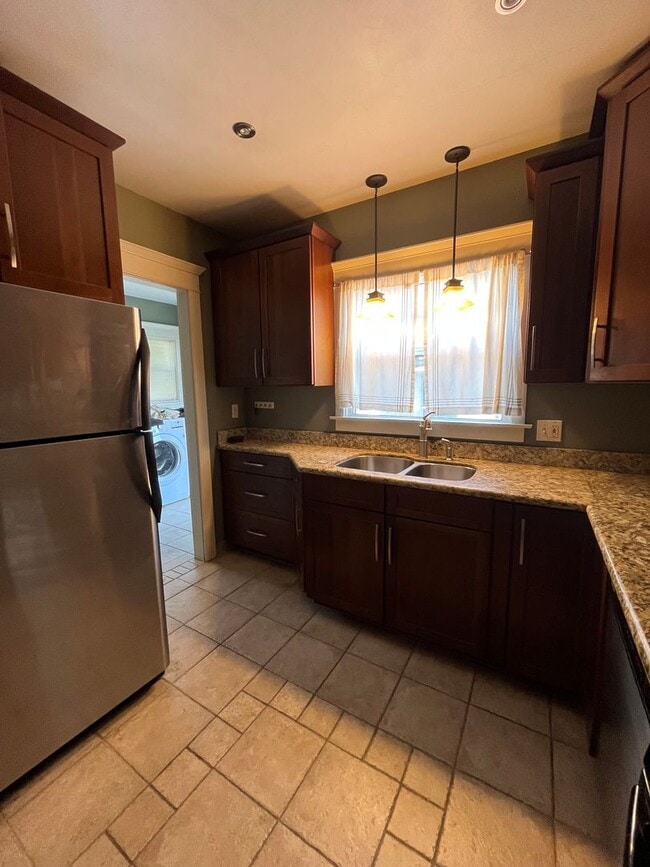Building Photo - House: 2 Bedroom with Den , 2 Bath and pri...