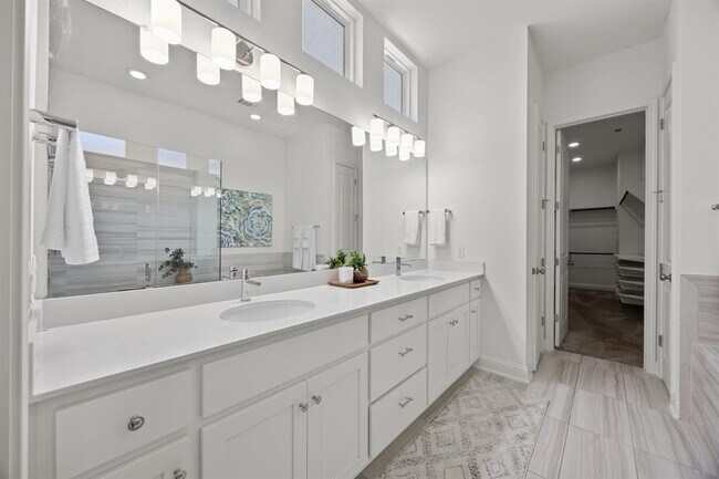 Building Photo - 5305 Mandevilla Dr