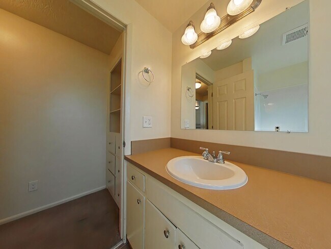 Building Photo - 3 Bedroom Apartment ~ Albany ~ Small Pet F...