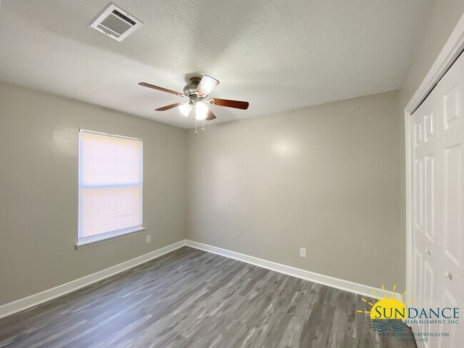 Building Photo - Great 2 Bedroom First Floor Unit