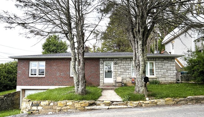 Primary Photo - Charming Ranch Right Off W King Street!