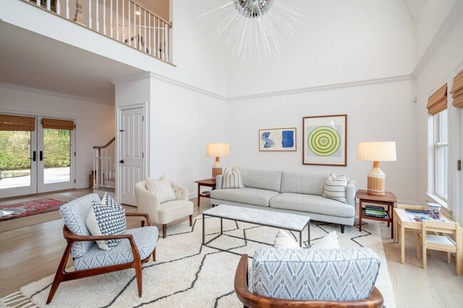 Building Photo - 15 S Hill St