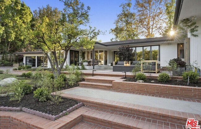 Building Photo - 4678 White Oak Ave