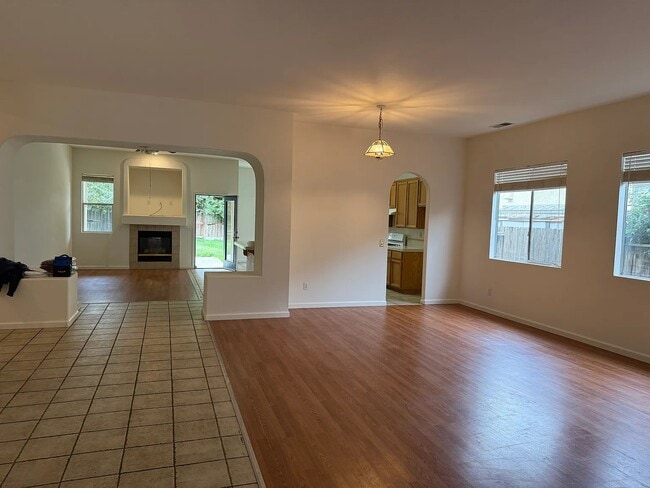 Building Photo - 2505 Shell Ct