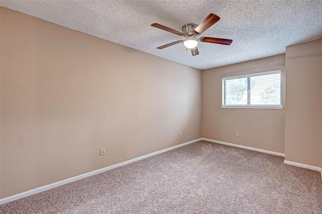 Building Photo - 13922 Hollowgreen Dr