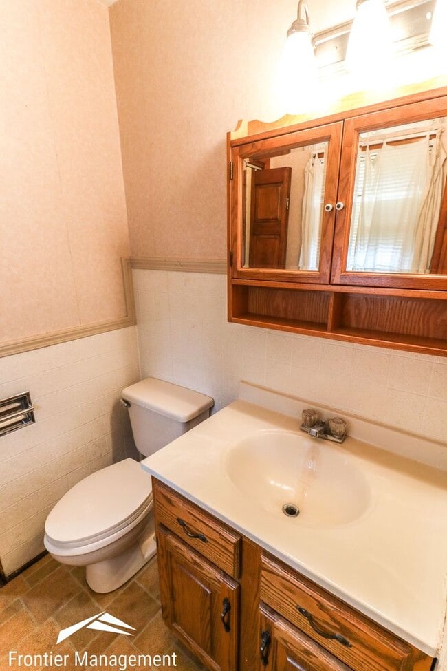 Building Photo - Lovely Single Family Home with Spacious Li...