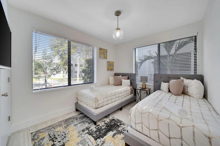 Building Photo - 1434 SW 22nd Ave