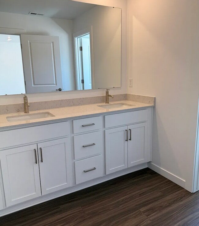 Building Photo - Brand New, Move-In Ready Townhome in Eagle!