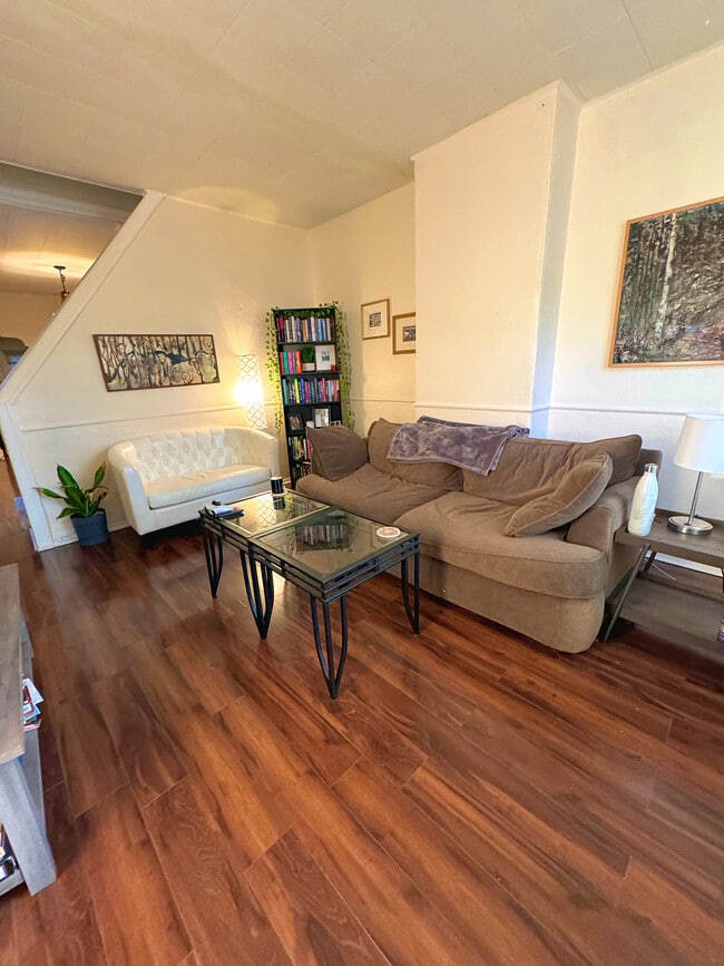 Building Photo - 245 Pensdale St