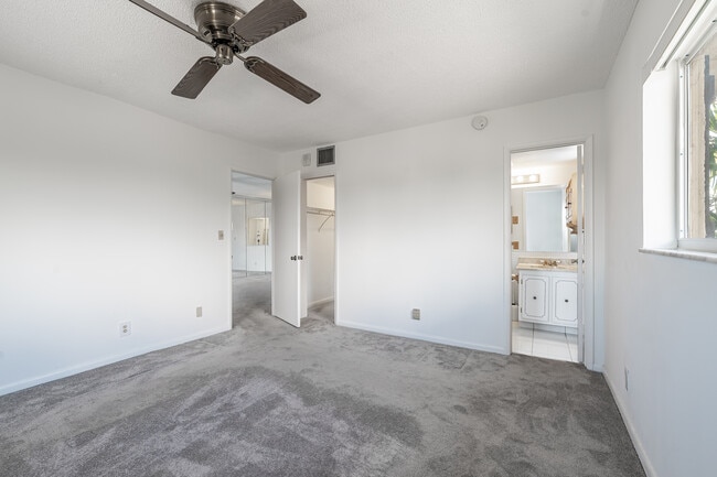 Building Photo - 251 S Cypress Rd