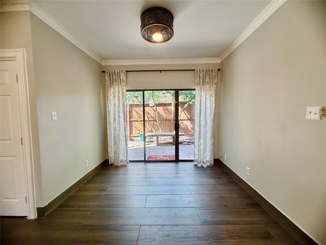 Building Photo - 8006 Oakwood Bend Dr