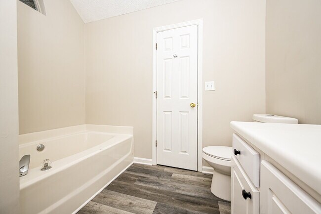 Building Photo - 819 Sweetwater Way