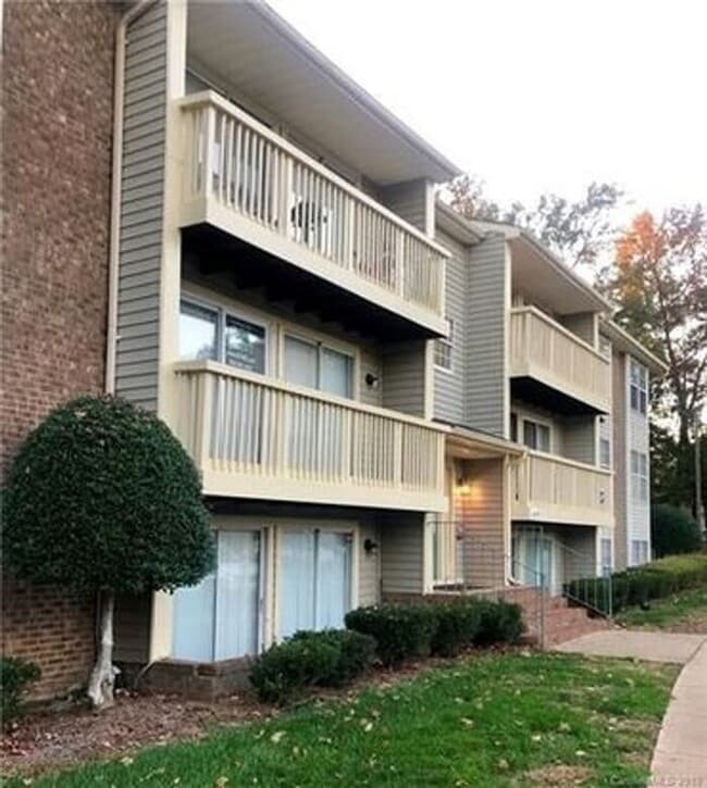 Building Photo - 3 Bedroom Condo across from UNCC