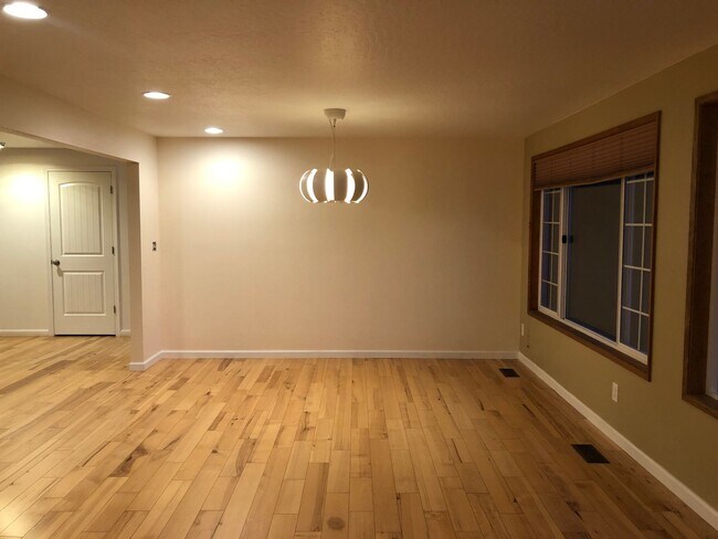 Building Photo - Live in Comfort and Style in the Heart of Corvallis!