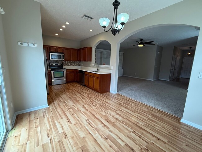 Building Photo - 8109 Valley Oak Dr