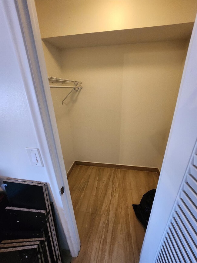 Building Photo - 219 NE 14th Ave