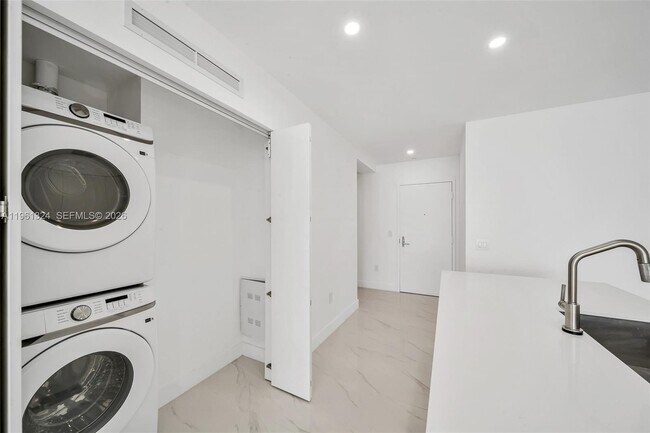 Building Photo - 700 NE 24th St