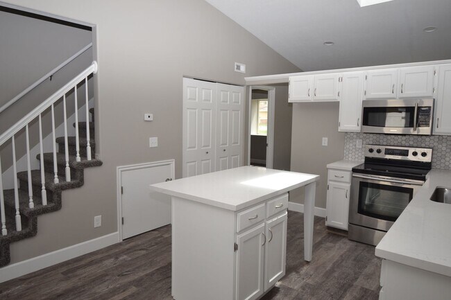 Building Photo - Beautiful 4 Bed 2.5 Bath Townhome in West Jordan!!!