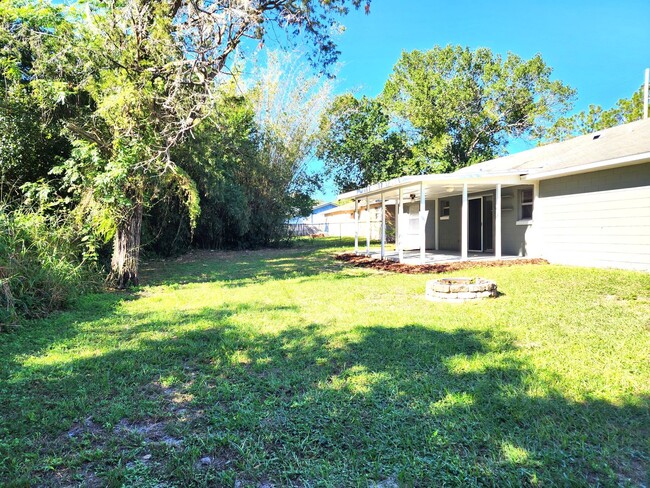 Building Photo - Open Floor Plan; New Flooring and Paint; L...