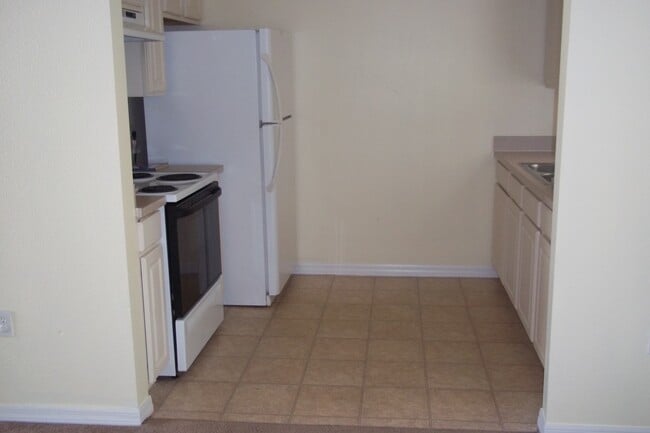 Building Photo - 3 Bedroom Home