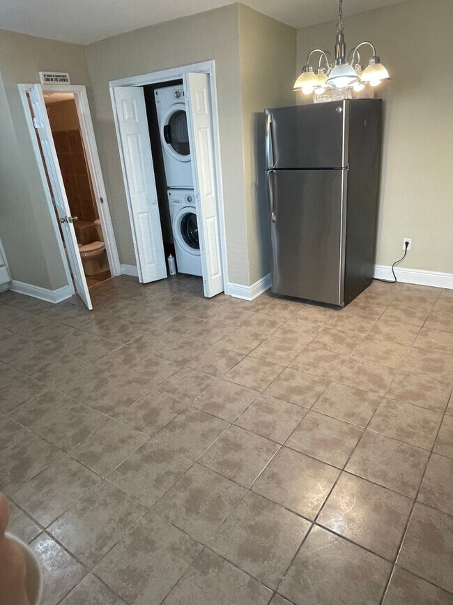 Building Photo - 2BD/1.5BA One Block Off St Charles Ave.