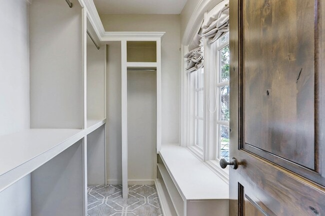 Building Photo - 3749 Olympia Dr