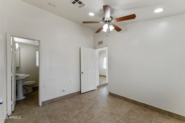 Building Photo - 1860 W Glenrosa Ave