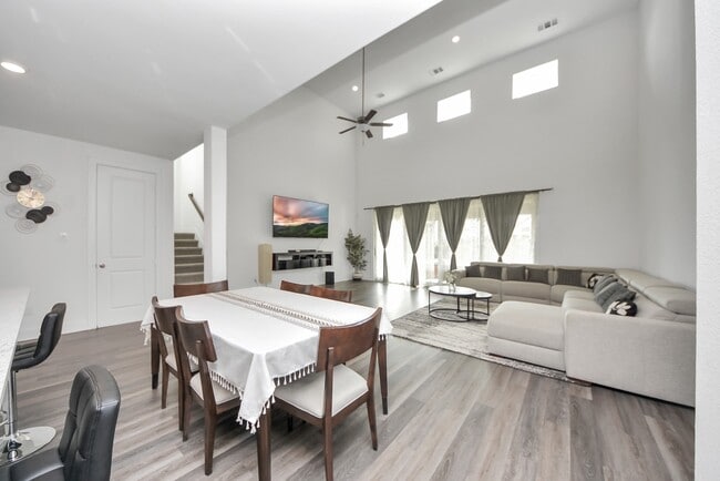 Building Photo - 10018 Knollwood Ln