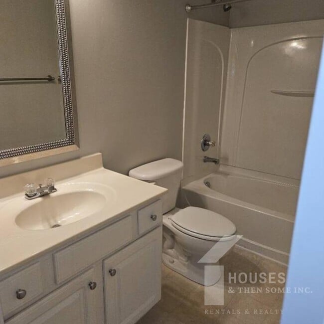 Building Photo - 203 Chardon Pl