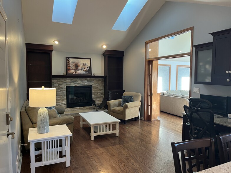 Building Photo - 889 E Stonebridge Ct