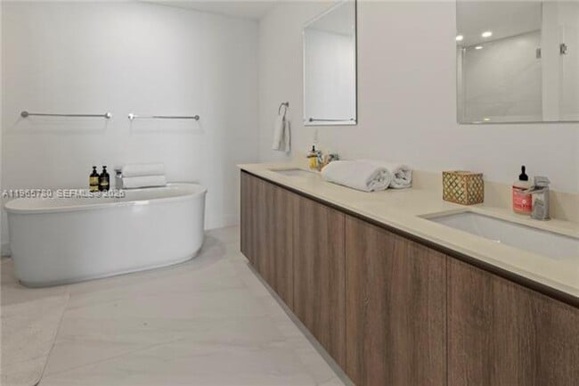 Building Photo - 17550 Collins Ave