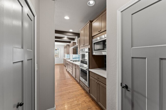 Building Photo - Beautifully Updated 4-Bedroom Home with Op...
